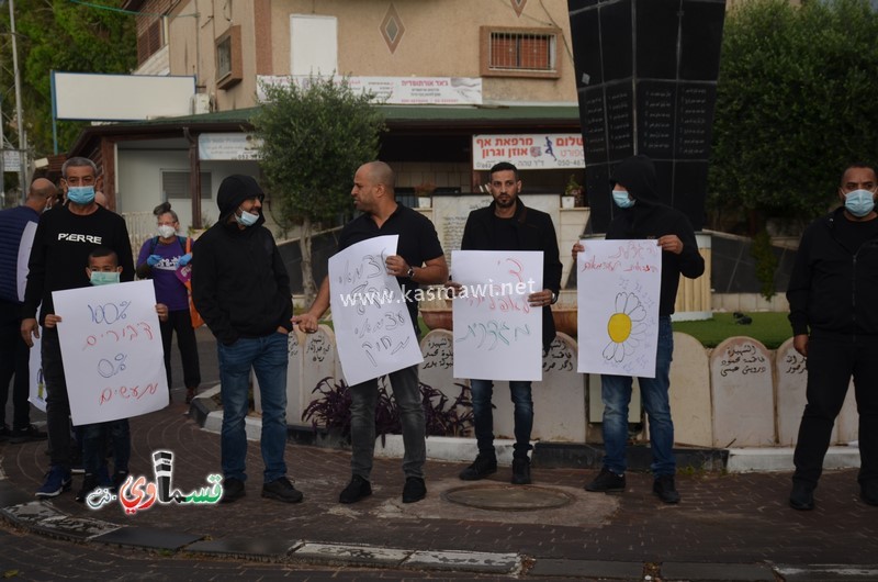 فيديو : العشرات من اصحاب المحلات التجارية ونشطاء يشاركون في الوقفة الاحتجاجية ضد سياسة التمييز العنصرية اتجاههم 